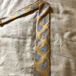 Gold paisley men’s necktie